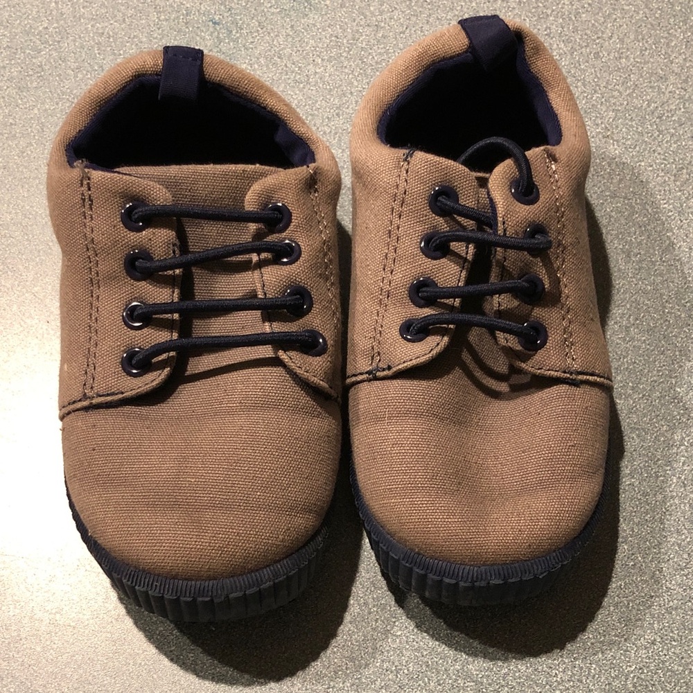 Zoe & Zac Kids Canvas Lace-Up Shoes in Brown